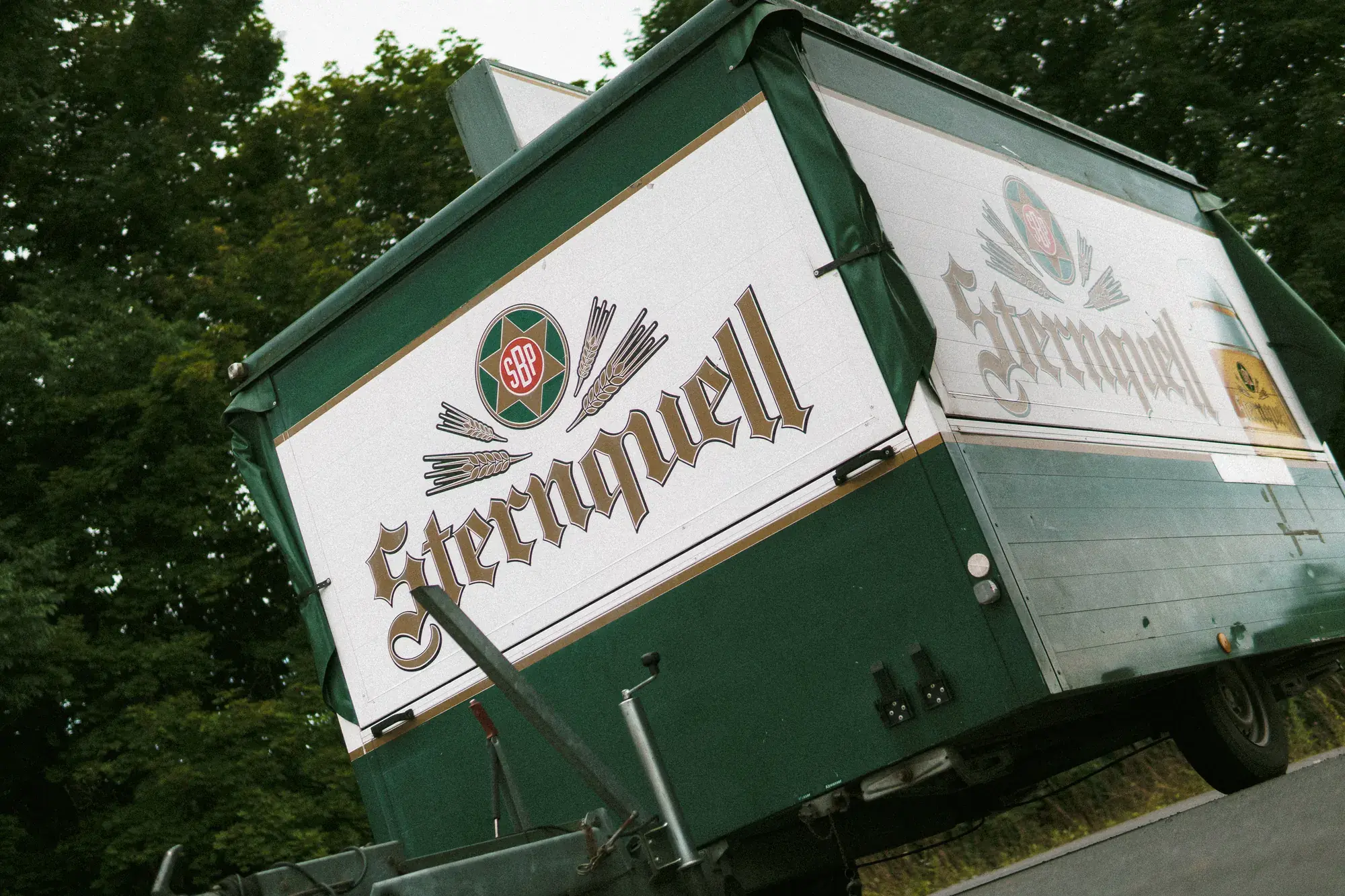 Ausschankwagen mit Sternquell-Branding im Grünen