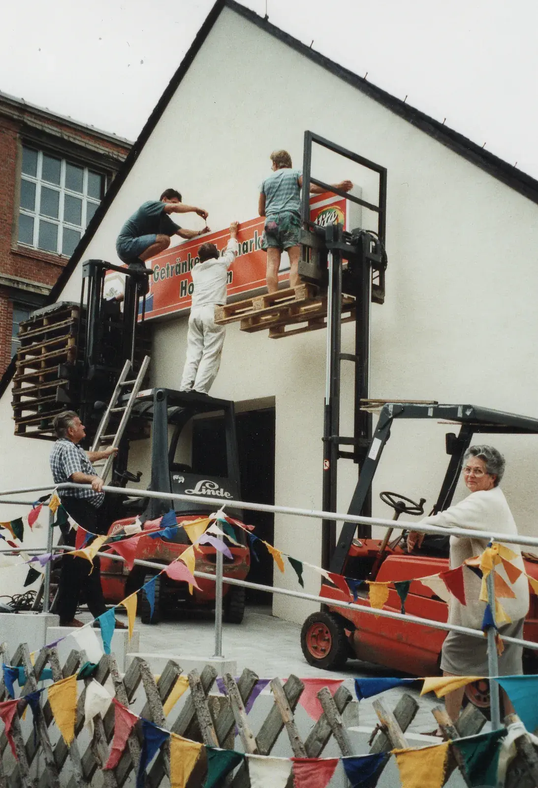 Historisches Foto: Eröffnung des Getränkemarkts in Gelenau