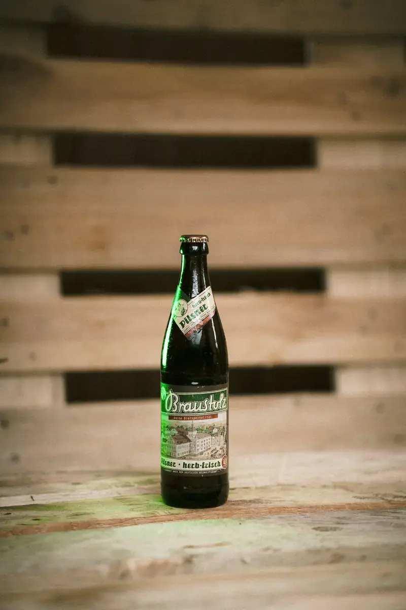 Braustolz-Flasche auf einer Holzpalette