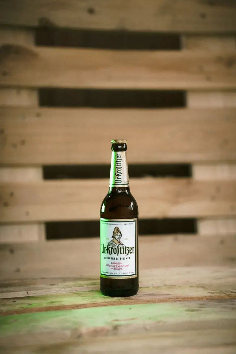 Ur-Krostitzer-Flasche auf einer Holzpalette