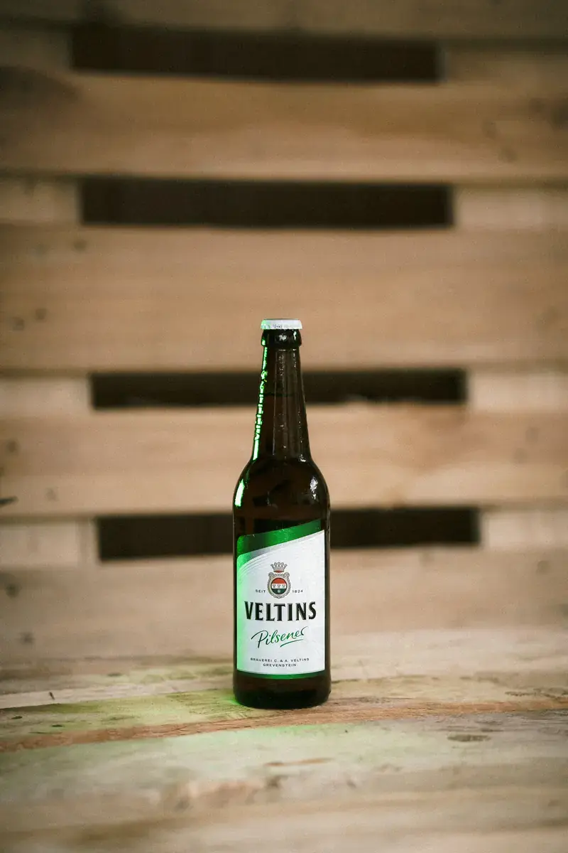 Veltins-Flasche auf einer Holzpalette